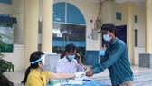 Lao động tự do nhận hỗ trợ theo Nghị quyết 09 tại xã Long Thới, huyện Nhà Bè. Ảnh: MAI HOA