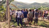 Vướng vào hàng rào thép gai có dây điện, 2 vợ chồng tử vong