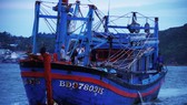 Tàu cá của ngư dân Khánh đưa ngư dân bị nạn vào bờ. Ảnh: CÔNG CƯỜNG