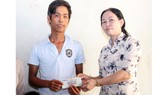 Trao 31,7 triệu đồng bạn đọc giúp hoàn cảnh mẹ con mù lòa