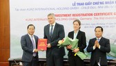 Lãnh đạo UBND tỉnh Bình Định trao giấy chứng nhận đăng ký đầu tư cho đại diện Tập đoàn KURZ