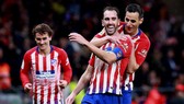 Atletico - Alaves 3-0: Kalinic, Griezmann, Hernandez ghi bàn, HLV Simeone đuổi kịp điểm Barca