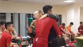 Lãnh đạo chúc mừng và thưởng nóng 1,5 tỷ cho đội bóng, HLV Park Hang Seo ôm, thăm hỏi từng học trò