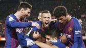 Barcelona - Atletico Madrid 2-0: Costa nhận thẻ đỏ, Suarez, Messi tiến gần cúp vô địch La Liia