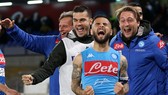 Napoli - Cagliari 2-1: Mertens, Insigne ngược dòng ấn tượng giành ngôi Á quân