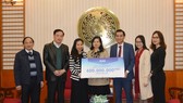 Ông Nguyễn Phương Sơn – Giám đốc Đối ngoại Amway Việt Nam trao biển tượng trưng số tiền tài trợ cho đại diện Báo Điện Tử Chính Phủ
