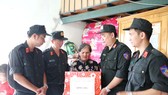 Thăm hỏi, tặng quà cho Mẹ Việt Nam anh hùng và gia đình chính sách có hoàn cảnh khó khăn trên địa bàn Quận 9