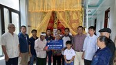 Đội bóng Ba Đề FC đã vượt hơn 1.200km về tới Quảng Bình và trao cho gia đình em Phan Văn Minh
