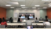 Các phóng viên tham dự báo cáo trực tuyến báo cáo ở điểm cầu Hà Nội