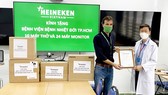 Heineken Việt Nam ủng hộ 10 máy thở và 24 máy monitor cho Bệnh viện Bệnh nhiệt đới TPHCM