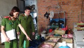 Lực lượng chức năng kiểm tra cơ sở chế biến thực phẩm không đảm bảo vệ sinh an toàn thực phẩm. Ảnh: NGỌC PHÚC