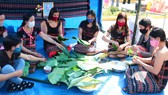 Mang tết đến cho đồng bào vùng biên