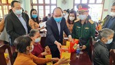 Thủ tướng Nguyễn Xuân Phúc thăm, tặng quà tết gia đình chính sách, hộ khó khăn tại Quảng Nam