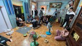 Tụ điểm đánh bạc khi bị cơ quan chức năng bắt quả tang. Ảnh: NGỌC PHÚC