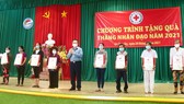 Trưởng Ban Tuyên giáo Trung ương thăm, tặng quà cho người nghèo ở Tiền Giang