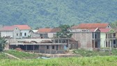 Một số nhà xây lấn sông ở Sơn Trạch