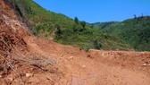 Sạt lở nặng trên đường ra biên giới xã Trọng Hóa.