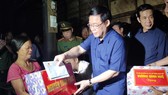 Phó Thủ tướng Vương Đình Huệ thay mặt Chính phủ tặng quà đồng bào vùng lũ Tân Hóa.