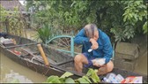 Cụ ông bật khóc nhận suất cơm nóng giữa mênh mông nước bạc