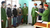 Công an huyện Quảng Ninh tống đạt các quyết định khởi tố vụ án, khởi tố 8 bị can phá rừng
