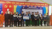 Điện lực TPHCM tổ chức trao tặng 100 máy tính cho 10 trường học vùng lũ Quảng Bình