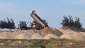 Đường ra biển của người dân bị cho thuê trái phép để đổ cát tận thu