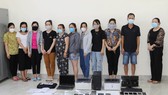Thượng tá Đinh Cao Quang, Trưởng Công an thành phố Đồng Hới (phải) thưởng nóng cho chuyên án 5 triệu đồng