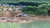 Máy móc đang đào bới tìm kiếm sưa khủng theo tin báo của người dân. Bước đầu có tìm được một số mảnh sưa quý, có mảnh nặng vài ký