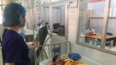 Bệnh nhi bị ngộ độc nấm đang được điều trị ở Bệnh viện đa khoa Minh Hóa. Ảnh: MINH PHONG