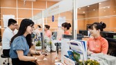 Khách hàng giao dịch tại LienVietPostBank