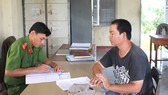 Một trong 4 đối tượng hành hung nhà báo bị công an huyện Thạnh Hóa mời đến lấy lời khai. Ảnh: KIẾN VĂN