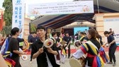 Tình nguyện viên Hàn Quốc biểu diễn nghệ thuật truyền thống tại lễ khánh thành. Ảnh: HIỀN TRANG