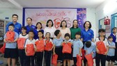 Trao quà tết cho các em tại Trường Hy Vọng Quận 6. Ảnh: VIỆT NGA