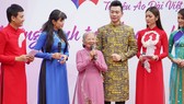 NSƯT Phi Điểu và nhiều nghệ sĩ truyền cảm hứng tình yêu áo dài tại các điểm du lịch TPHCM