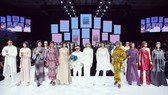 Hoa hậu Đỗ Thị Hà lần đầu catwalk khai mạc Aquafina Vietnam International Fashion Week 2020