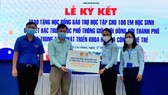 Trao tặng học bổng cho học sinh ảnh hưởng bởi dịch Covid-19