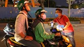 Nhóm bạn trẻ TPHCM phát miễn phí 1.000 chiếc khẩu trang cho người đi đường