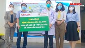 Tặng đồ bảo hộ và khẩu trang cho cán bộ y tế ở tuyến đầu chống dịch