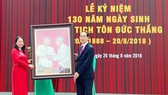 Chủ tịch nước Trần Đại Quang tặng bức tranh "Bác Hồ- Bác Tôn" cho tỉnh An Giang