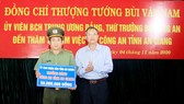 Đồng chí Lê Văn Nưng, Phó Bí thư Thường trực TỈnh ủy An Giang trao thưởng nóng cho Công an tỉnh An Giang