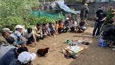 Các đối tượng bị bắt giữ cùng tang vật tại hiện trường