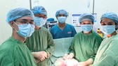 Phẫu thuật lấy thai thành công, cắt khối u buồng trứng nặng 4kg cho một sản phụ