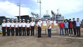 Trao 30.000 khẩu trang y tế và dung dịch sát khuẩn cho Vùng 5 Hải quân