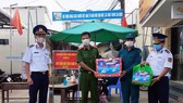 Bộ Tư lệnh Vùng Cảnh sát biển 4, tặng quà cho lực lượng phòng, chống dịch trên đảo Kiên Hải