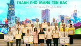 Phó Chủ tịch UBND TPHCM Nguyễn Thị Thu khen thưởng các tập thể và cá nhân tại Lễ bế mạc. Ảnh: NGUYỄN NHÂN