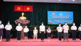 Tổng Công ty Tân Cảng Sài Gòn tặng 700 triệu đồng cho 350 trẻ em mồ côi do dịch Covid-19. Ảnh: CÔNG HOAN