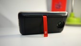 MotoZ2 Play cùng phụ kiện âm thanh Moto Mods