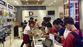 Khách hàng mua smartphone tại Di Động Việt