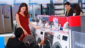 Khách hàng chọn mua máy giặt LG