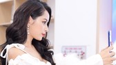 Chi Pu trải nghiệm sản phẩm Huawei